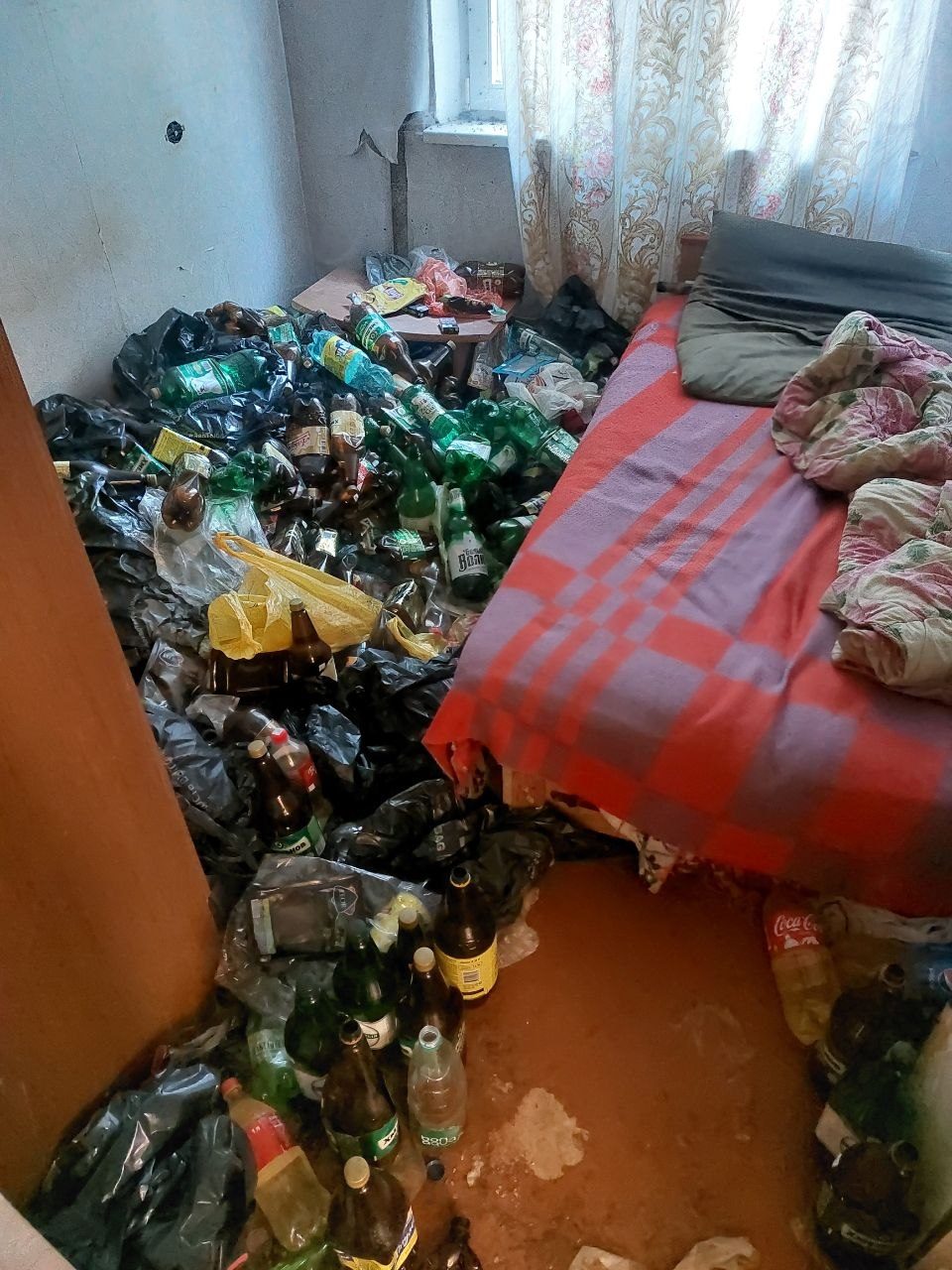 Запущенная квартира после квартиранта в Минске — комната завалена бутылками и мусором
