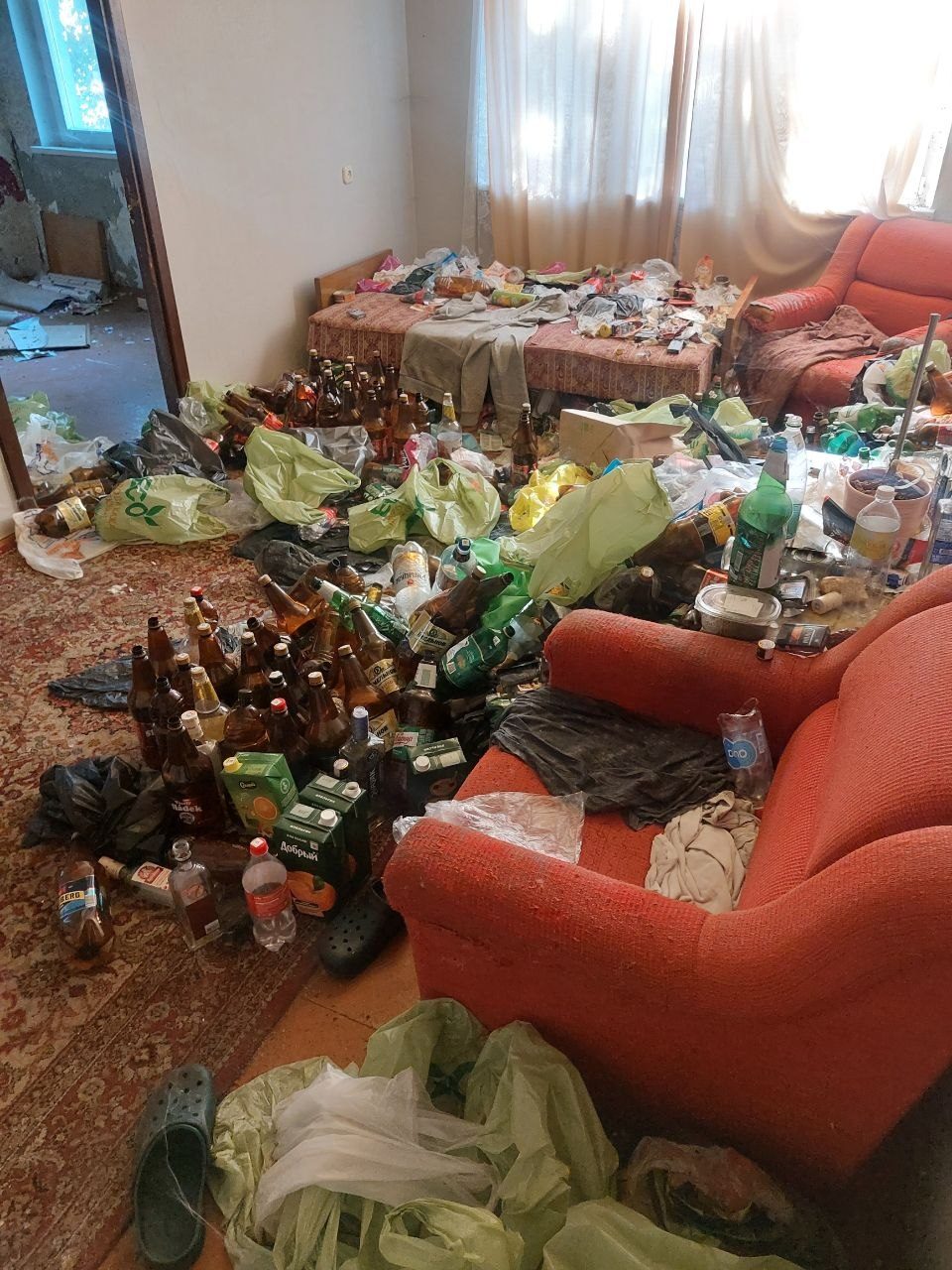 Комната после недобросовестного квартиранта — множество пустых бутылок у дивана