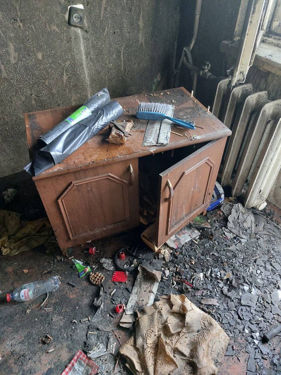 Последствия пожара в квартире: обгоревшие обломки и мусор на полу