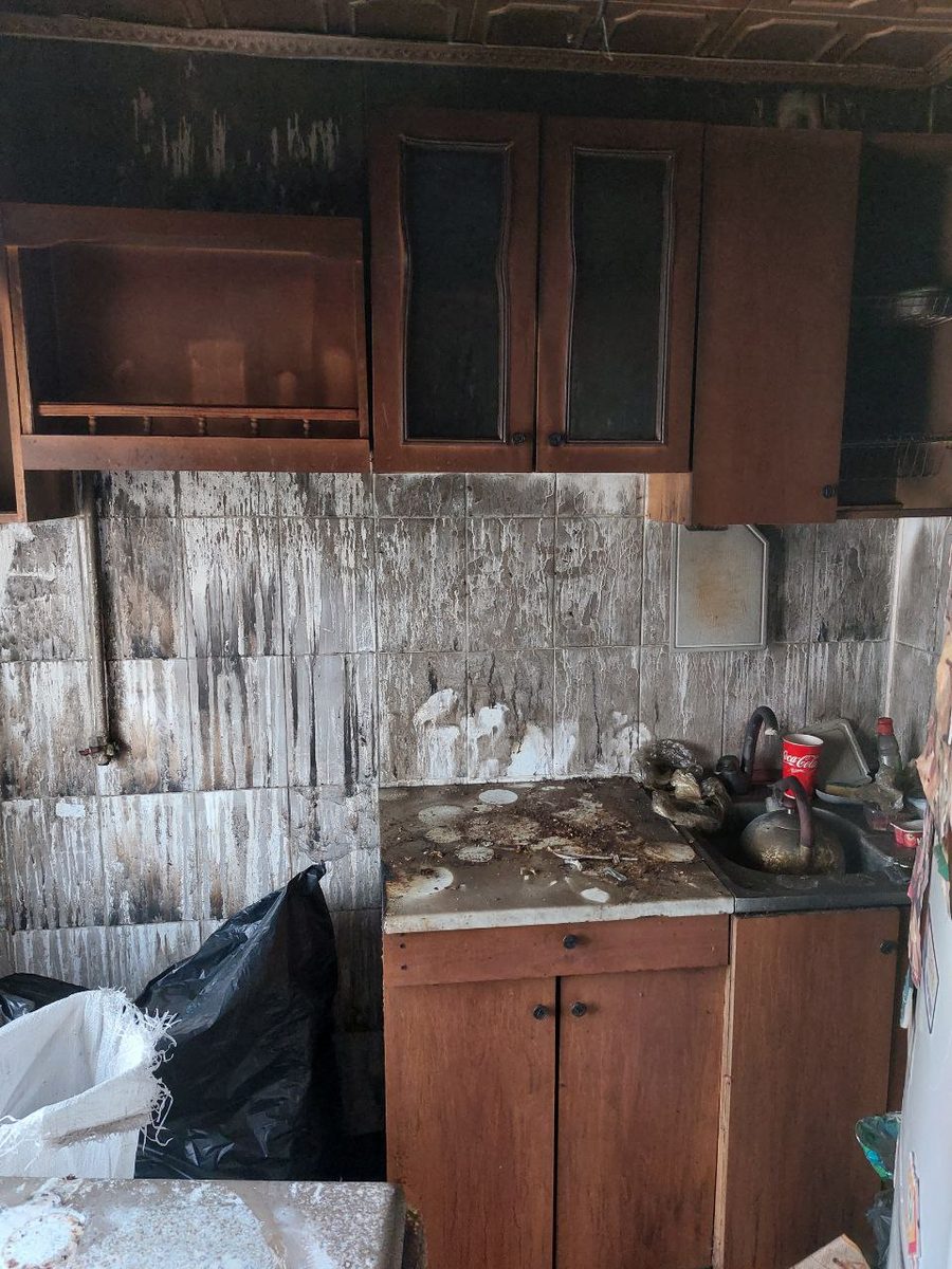 Кухня после пожара: жирная сажа потёками по стеновой плитке
